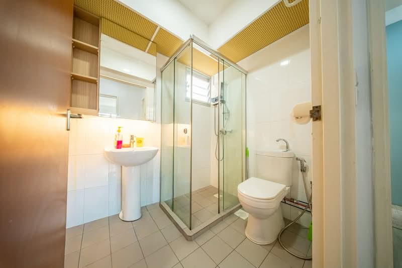 677B Yishun Ring Road, 677B Yishun Ring Road, 3 Bedrooms, 1,216 sqft, HDB Flat For Sale, by George Poo, 500200800 - Bathroom - PropertyGuru.com.sg