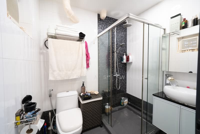 129 Bukit Batok West Avenue 6, 129 Bukit Batok West Avenue 6, 3 Bedrooms, 1,108 sqft, HDB Flat For Sale, by Nicholas Woon, 500200804 - Bathroom - PropertyGuru.com.sg