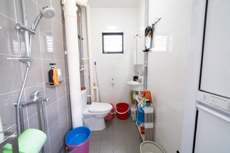 129 Bukit Batok West Avenue 6, 129 Bukit Batok West Avenue 6, 3 Bedrooms, 1,108 sqft, HDB Flat For Sale, by Nicholas Woon, 500200804 - Bathroom - PropertyGuru.com.sg