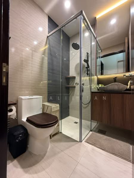 Oxley Edge, 308 River Valley Road, 2 Bedrooms, 1,151 sqft, Apartment For Rent, by Natalie Tan, 500200872 - Bathroom - PropertyGuru.com.sg