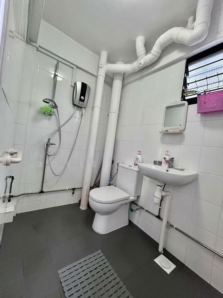 625 Yishun Street 61, 625 Yishun Street 61, 3 Bedrooms, 1,302 sqft, HDB Flat For Rent, by Doreen Chan, 500200883 - Bathroom - PropertyGuru.com.sg