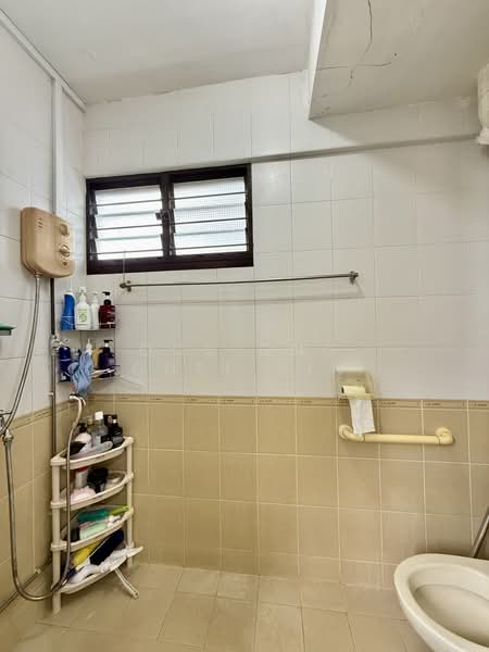 285 Tampines Street 22, 285 Tampines Street 22, 3 Bedrooms, 1,109 sqft, HDB Flat For Sale, by OCS ONG CHEE SIN, 500200889 - Bathroom - PropertyGuru.com.sg