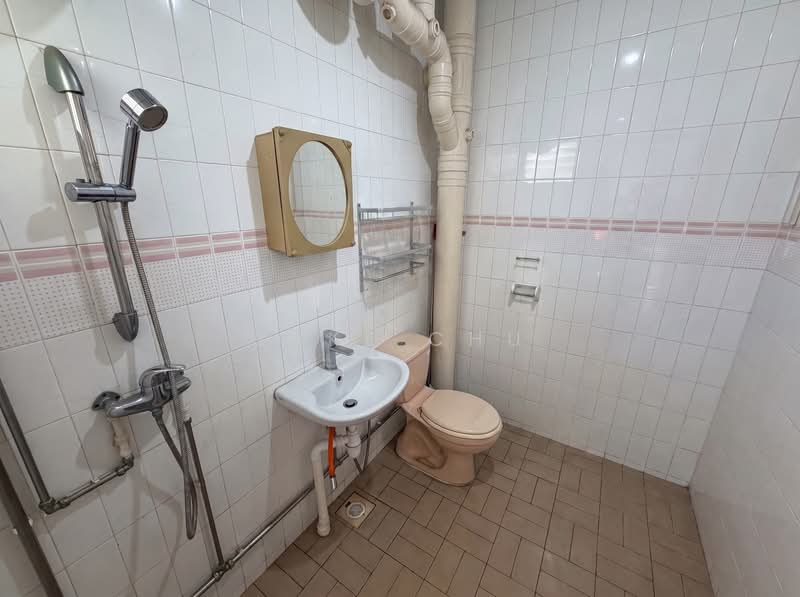 217 Choa Chu Kang Central, 217 Choa Chu Kang Central, 3 Bedrooms, 1,130 sqft, HDB Flat For Rent, by Jake Chu, 500200915 - Common Bathroom - PropertyGuru.com.sg