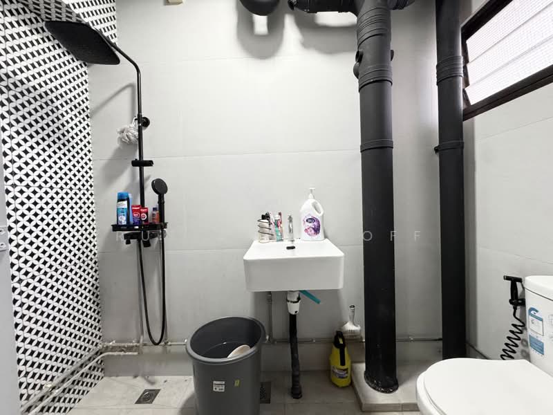 275A Jurong West Street 25, 275A Jurong West Street 25, 3 Bedrooms, 1,194 sqft, HDB Flat For Sale, by Rusydi Yusoff, 500200935 - Bathroom - PropertyGuru.com.sg