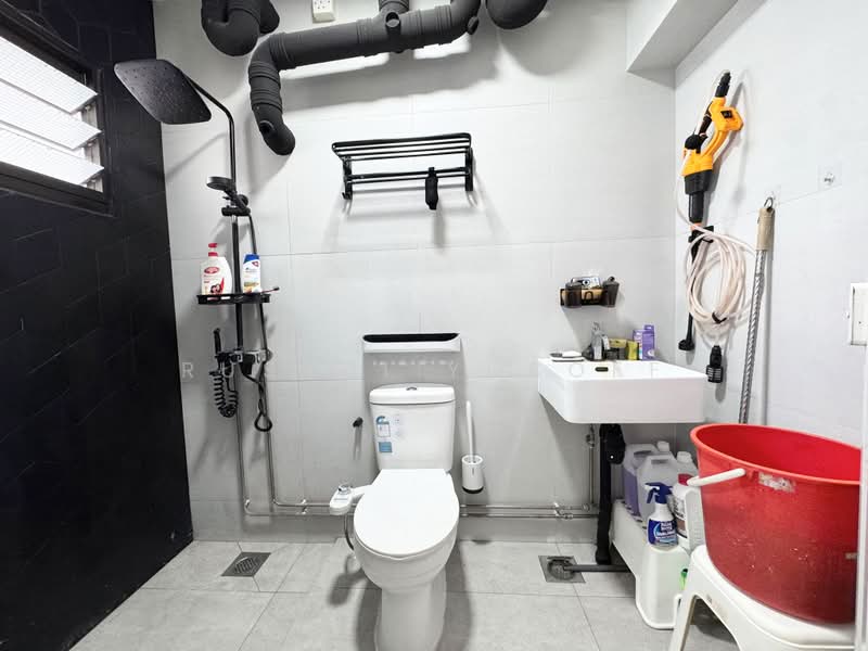275A Jurong West Street 25, 275A Jurong West Street 25, 3 Bedrooms, 1,194 sqft, HDB Flat For Sale, by Rusydi Yusoff, 500200935 - Bathroom - PropertyGuru.com.sg