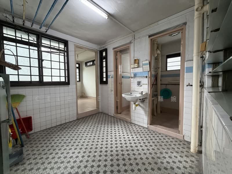115 Lorong 1 Toa Payoh, 115 Lorong 1 Toa Payoh, 3 Bedrooms, 700 sqft, HDB Flat For Sale, by Celeste Loh 羅婉之, 500200962 - Bathroom - PropertyGuru.com.sg