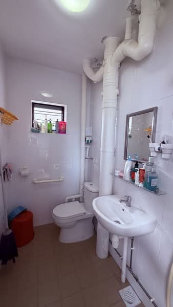 925 Jurong West Street 92, 925 Jurong West Street 92, 3 Bedrooms, 1,151 sqft, HDB Flat For Sale, by Jan Chong, 500200965 - Bathroom - PropertyGuru.com.sg