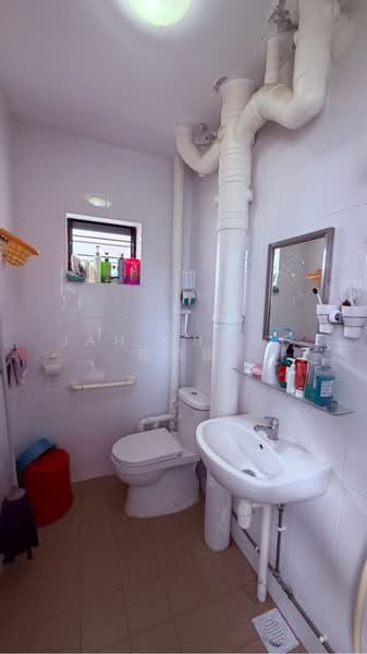 925 Jurong West Street 92, 925 Jurong West Street 92, 3 Bedrooms, 1,151 sqft, HDB Flat For Sale, by Jan Chong 张纳旗, 500200965 - Bathroom - PropertyGuru.com.sg