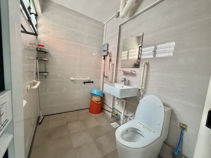 166 Bishan Street 13, 166 Bishan Street 13, 3 Bedrooms, 1,313 sqft, HDB Flat For Rent, by J.A. Goh 吴永益, 500200969 - Bathroom - PropertyGuru.com.sg