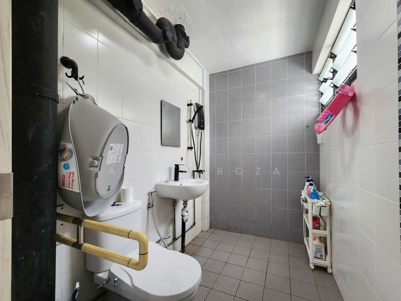 802 Woodlands Street 81, 802 Woodlands Street 81, 3 Bedrooms, 1,302 sqft, HDB Flat For Sale, by Aiman Roza, 500200976 - Bathroom - PropertyGuru.com.sg