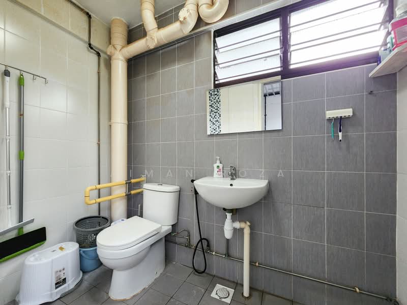 802 Woodlands Street 81, 802 Woodlands Street 81, 3 Bedrooms, 1,302 sqft, HDB Flat For Sale, by Aiman Roza, 500200976 - Bathroom - PropertyGuru.com.sg