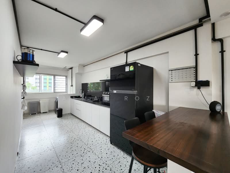 802 Woodlands Street 81, 802 Woodlands Street 81, 3 Bedrooms, 1,302 sqft, HDB Flat For Sale, by Aiman Roza, 500200976 - Kitchen - PropertyGuru.com.sg