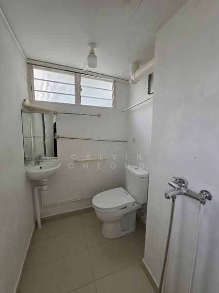 406 Pandan Gardens, 406 Pandan Gardens, 3 Bedrooms, 1,119 sqft, HDB Flat For Sale, by Calvin Cheong, 500200979 - Common Bathroom - PropertyGuru.com.sg