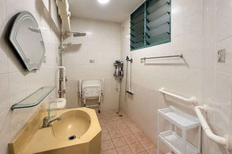 465 Choa Chu Kang Avenue 4, 465 Choa Chu Kang Avenue 4, 3 Bedrooms, 1,119 sqft, HDB Flat For Sale, by Dennis Lim, 500201002 - Bathroom - PropertyGuru.com.sg