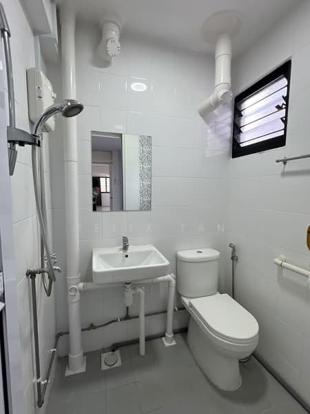 181 Ang Mo Kio Avenue 5, 181 Ang Mo Kio Avenue 5, 2 Bedrooms, 721 sqft, HDB Flat For Rent, by Felix Tan, 500201009 - Bathroom - PropertyGuru.com.sg