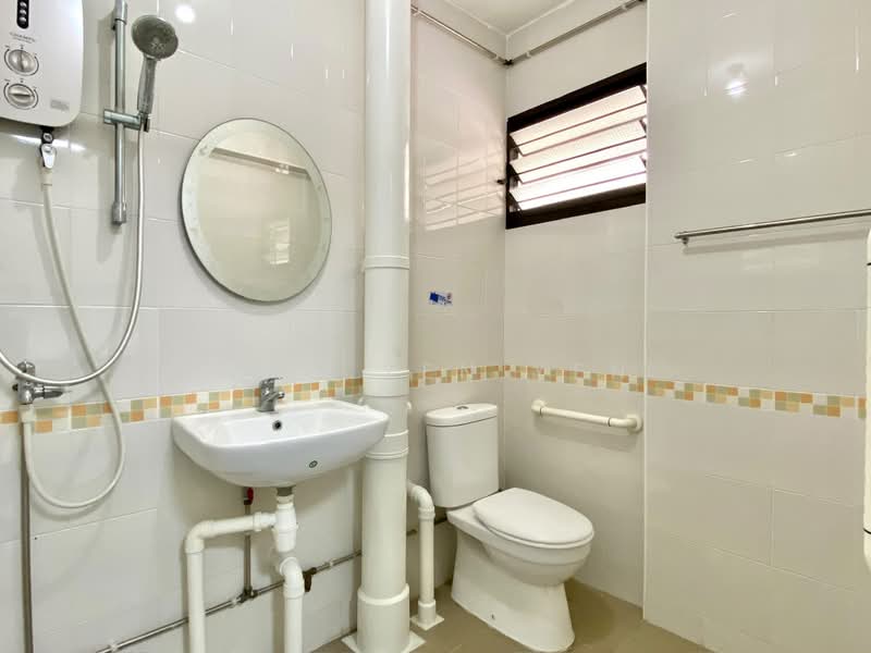 226 Jurong East Street 21, 226 Jurong East Street 21, 3 Bedrooms, 1,292 sqft, HDB Flat For Sale, by Wan Yen Yen, 500201043 - Bathroom - PropertyGuru.com.sg