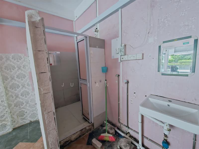 Near Chinese Garden MRT shophouse for rent, 348 Jurong East Avenue 1, 430 sqft, Shop / Shophouse For Rent, by Julian Li, 500201090 - Bathroom - CommercialGuru.com.sg