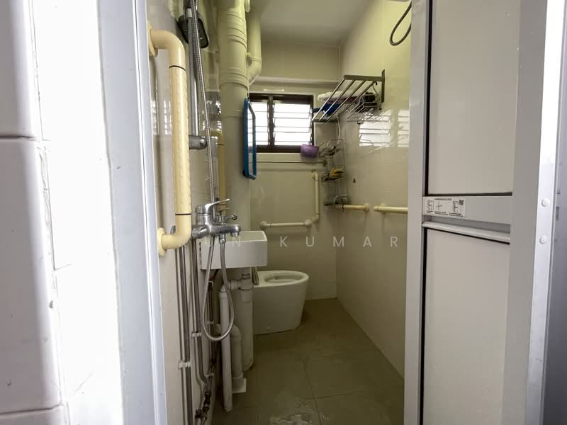 427 Yishun Avenue 11, 427 Yishun Avenue 11, 3 Bedrooms, 1,119 sqft, HDB Flat For Rent, by Arun Kumar, 500201096 - Bathroom - PropertyGuru.com.sg