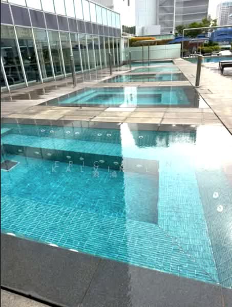 The Central, 12 Eu Tong Sen Street, 1 Bedroom, 635 sqft, Condominium For Rent, by Eric Chan 陳鴻運, 500201100 - Pool - PropertyGuru.com.sg