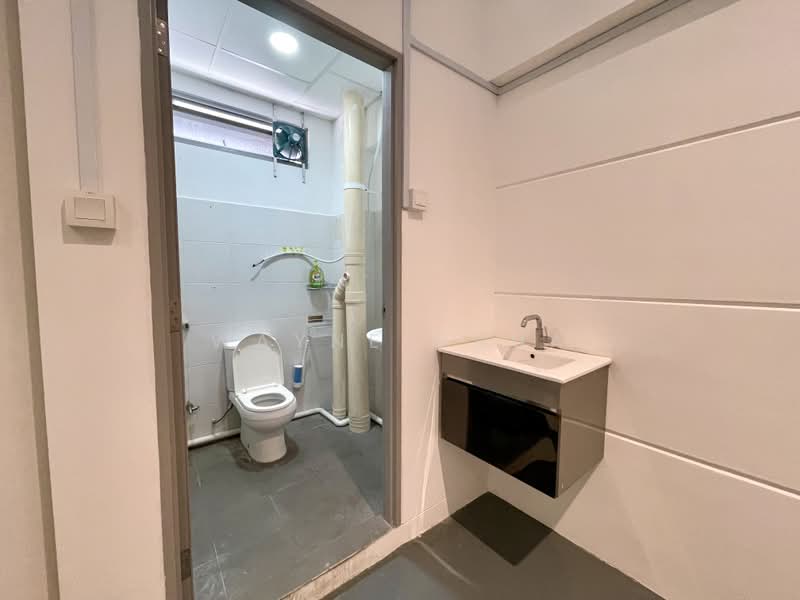 Mega@Woodlands, 39 Woodlands Close, 1,819 sqft, Light Industrial (B1) For Sale, by Wayne Chua, 500201108 - Bathroom - CommercialGuru.com.sg