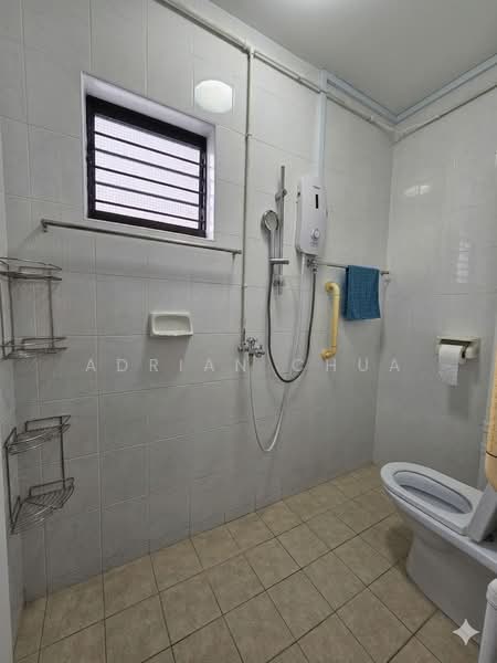 248 Bukit Batok East Avenue 5, 248 Bukit Batok East Avenue 5, 3 Bedrooms, 1,108 sqft, HDB Flat For Rent, by Adrian Chua, 500201117 - Bathroom - PropertyGuru.com.sg