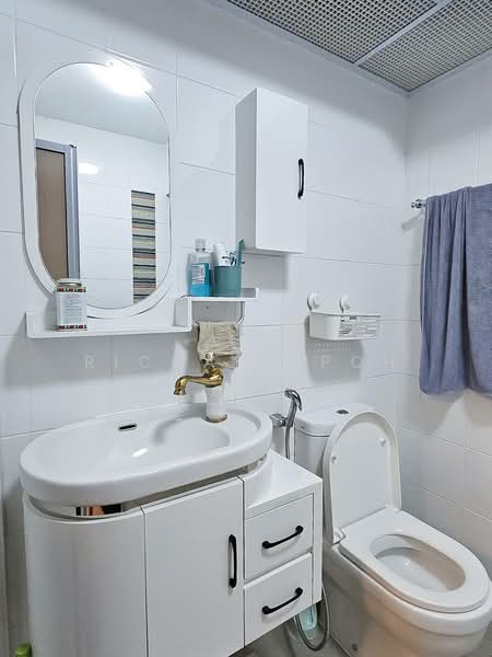 548B Segar Road, 548B Segar Road, 2 Bedrooms, 721 sqft, HDB Flat For Rent, by Richard Poh, 500201118 - Bathroom - PropertyGuru.com.sg