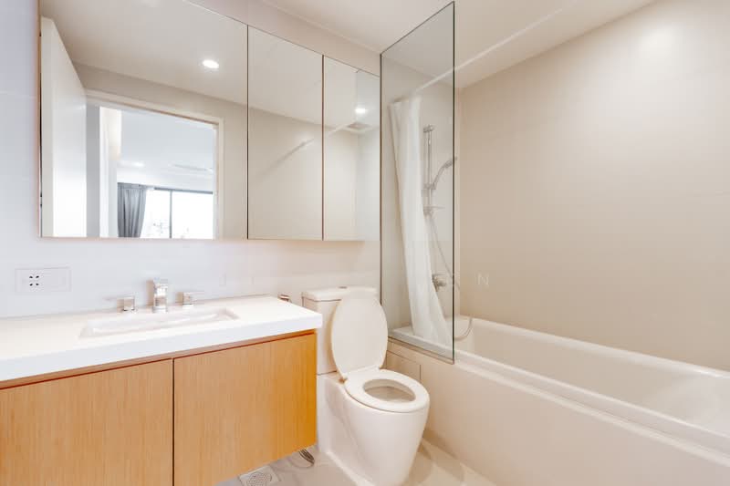 The Interlace, 190 Depot Road, 2 Bedrooms, 1,313 sqft, Condominium For Sale, by Jenny Ren, 500201140 - Master Bathroom - PropertyGuru.com.sg