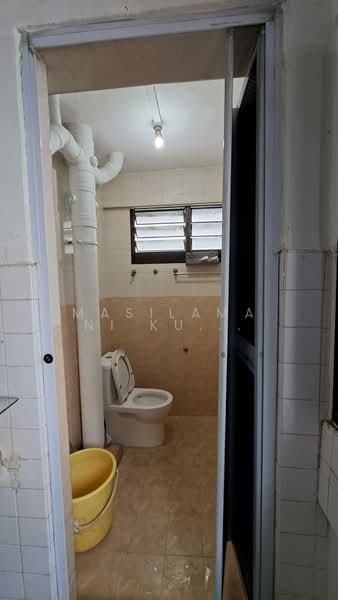 252 Bukit Batok East Avenue 5, 252 Bukit Batok East Avenue 5, Dairy Farm / Bukit Panjang / Choa Chu Kang, 2 Bedrooms, 721 sqft, HDB Flat For Sale, by Masilamani Kumara Velu, 500201142 - Bathroom - PropertyGuru.com.sg