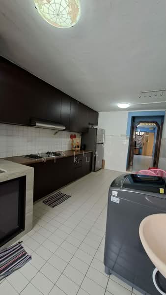 252 Bukit Batok East Avenue 5, 252 Bukit Batok East Avenue 5, Dairy Farm / Bukit Panjang / Choa Chu Kang, 2 Bedrooms, 721 sqft, HDB Flat For Sale, by Masilamani Kumara Velu, 500201142 - Kitchen - PropertyGuru.com.sg
