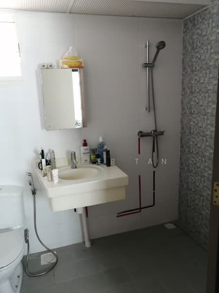 661C Edgedale Plains, 661C Edgedale Plains, 3 Bedrooms, 1,206 sqft, HDB Flat For Rent, by Xavier Tan, 500201170 - Bathroom - PropertyGuru.com.sg