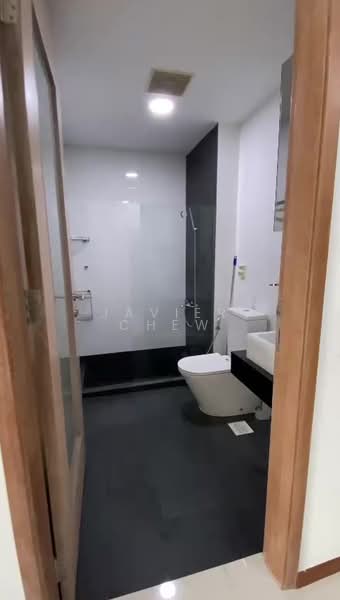 Suites 123, 123 Rangoon Road, 2 Bedrooms, 495 sqft, Apartment For Rent, by Javier Chew, 500201196 - Bathroom - PropertyGuru.com.sg