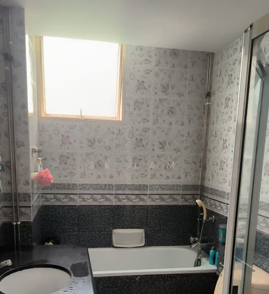 Astoria Park, 28 Lorong Mydin, 3 Bedrooms, 1,195 sqft, Condominium For Rent, by SK Lam, 500201227 - Bathroom - PropertyGuru.com.sg