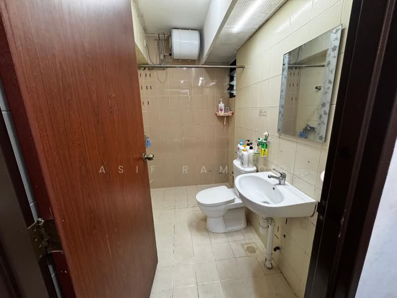 221B Bedok Central, 221B Bedok Central, 3 Bedrooms, 1,044 sqft, HDB Flat For Rent, by Asif Ramjoo, 500201242 - Bathroom - PropertyGuru.com.sg
