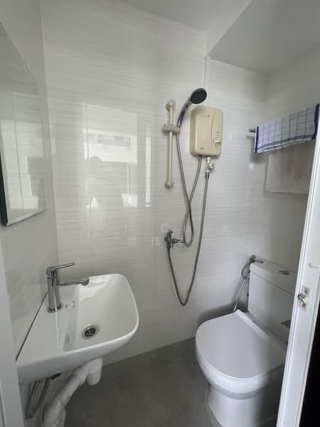 Aquarius By The Park, 13 Bedok Reservoir View, 3 Bedrooms, 1,206 sqft, Condominium For Sale, by Ron Quek 郭伟洋, 500201259 - Bathroom - PropertyGuru.com.sg