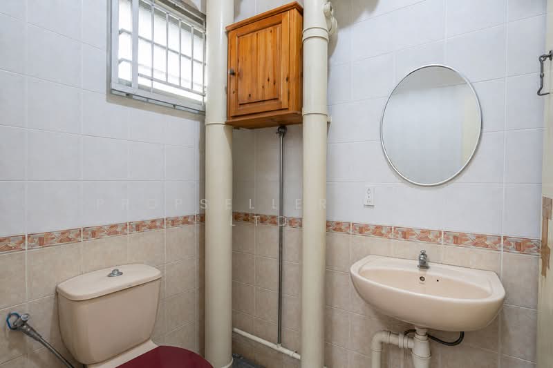 102B Punggol Field, 102B Punggol Field, 3 Bedrooms, 1,184 sqft, HDB Flat For Sale, by Elaine Wong, 500201260 - Bathroom - PropertyGuru.com.sg