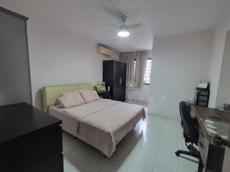 486 Pasir Ris Drive 4, 486 Pasir Ris Drive 4, 4 Bedrooms, 1,302 sqft, HDB Flat For Sale, by Sheryl Chan, 500201263 - Bedroom - PropertyGuru.com.sg