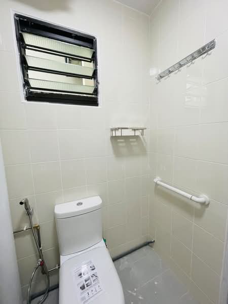 114 Hougang Avenue 1, 114 Hougang Avenue 1, 2 Bedrooms, 732 sqft, HDB Flat For Sale, by Desiree Ang, 500201284 - Bathroom - PropertyGuru.com.sg