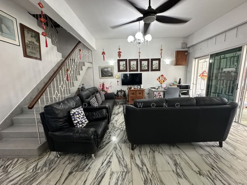 Original 2 Storey Semi-D @ FREEHOLD SEMI-D @ CAPITOL PARK, Jalan Unggas, Jalan Tempua, Capitol Park, 5 Bedrooms, 3,000 sqft, Semi-Detached House For Sale, by Audrey Wong, 500201290 - Living Room - PropertyGuru.com.sg