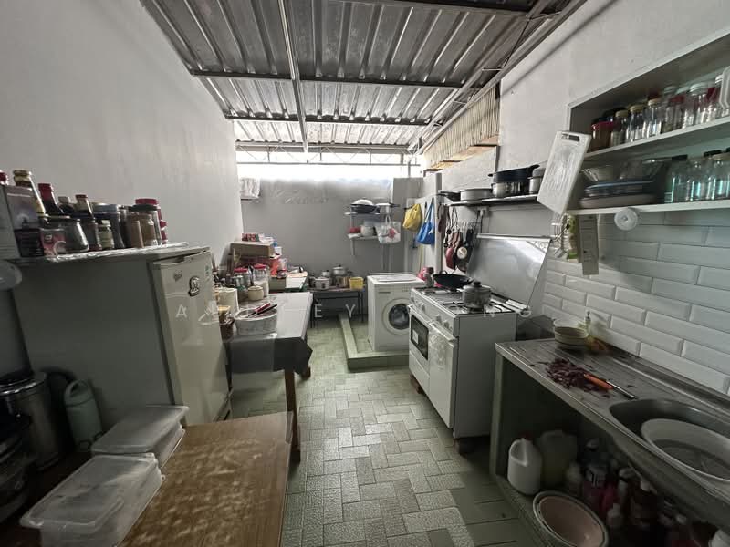 Original 2 Storey Semi-D @ FREEHOLD SEMI-D @ CAPITOL PARK, Jalan Unggas, Jalan Tempua, Capitol Park, 5 Bedrooms, 3,000 sqft, Semi-Detached House For Sale, by Audrey Wong, 500201290 - Kitchen - PropertyGuru.com.sg