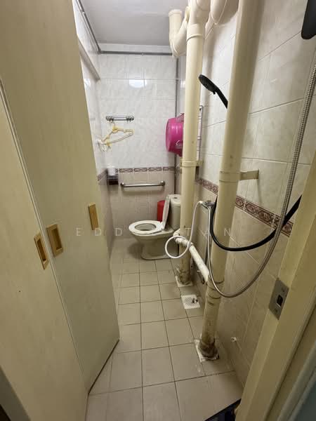 110 Commonwealth Crescent, 110 Commonwealth Crescent, 4 Bedrooms, 743 sqft, HDB Flat For Sale, by Eddie Tan, 500201308 - Bathroom - PropertyGuru.com.sg