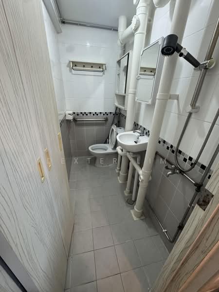 32 New Market Road, 32 New Market Road, 2 Bedrooms, 650 sqft, HDB Flat For Rent, by Dexter Lim, 500201322 - Bathroom - PropertyGuru.com.sg