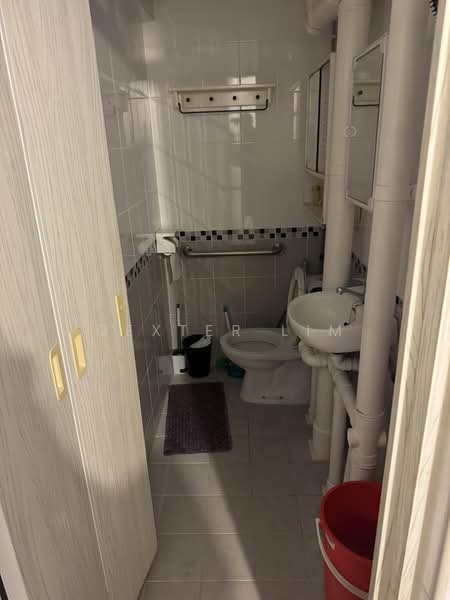 32 New Market Road, 32 New Market Road, 2 Bedrooms, 650 sqft, HDB Flat For Rent, by Dexter Lim, 500201322 - Bathroom - PropertyGuru.com.sg
