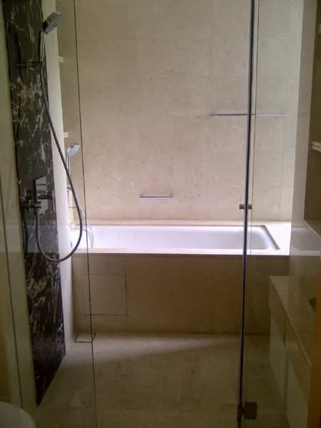 Parvis, 18 Holland Hill, 3 Bedrooms, 1,701 sqft, Condominium For Sale, by FiFi Ng, 500201325 - Bathroom - PropertyGuru.com.sg