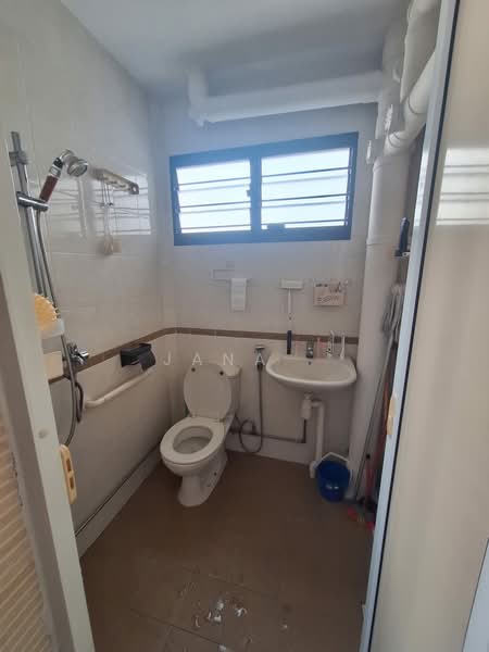 363 Bukit Batok Street 31, 363 Bukit Batok Street 31, 3 Bedrooms, 1,012 sqft, HDB Flat For Sale, by Jana ., 500201354 - Bathroom - PropertyGuru.com.sg