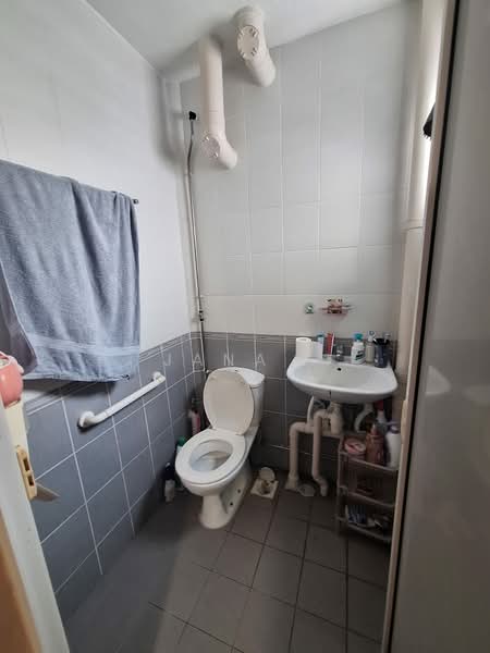 363 Bukit Batok Street 31, 363 Bukit Batok Street 31, 3 Bedrooms, 1,012 sqft, HDB Flat For Sale, by Jana ., 500201354 - Bathroom - PropertyGuru.com.sg
