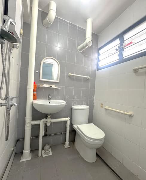 535 Jurong West Street 52, 535 Jurong West Street 52, 2 Bedrooms, 721 sqft, HDB Flat For Sale, by Doreen Cheong, 500201366 - Bathroom - PropertyGuru.com.sg