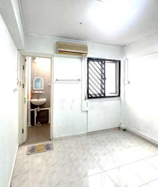 535 Jurong West Street 52, 535 Jurong West Street 52, 2 Bedrooms, 721 sqft, HDB Flat For Sale, by Doreen Cheong, 500201366 - Bathroom - PropertyGuru.com.sg
