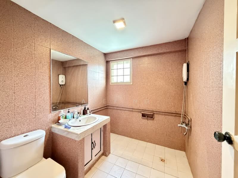 Elevated, 3sty Corner Terrace, 4000sqf land, Convenient, Bright, Unblock, Serangoon Estate, Kovan Estate, 5 Bedrooms, 2,620 sqft, Corner Terrace For Sale, by Alex Ng, 500201370 - Bathroom - PropertyGuru.com.sg