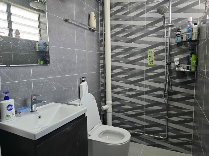 137 Yishun Ring Road, 137 Yishun Ring Road, 3 Bedrooms, 1,001 sqft, HDB Flat For Sale, by Affa Jaffar, 500201397 - Bathroom - PropertyGuru.com.sg