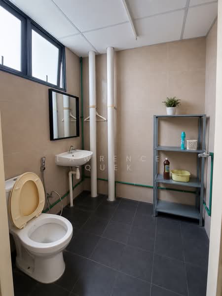 Oxley BizHub 2, 62 Ubi Road 1, 1,023 sqft, Light Industrial (B1) For Rent, by Lawrence Quek, 500201410 - Bathroom - CommercialGuru.com.sg